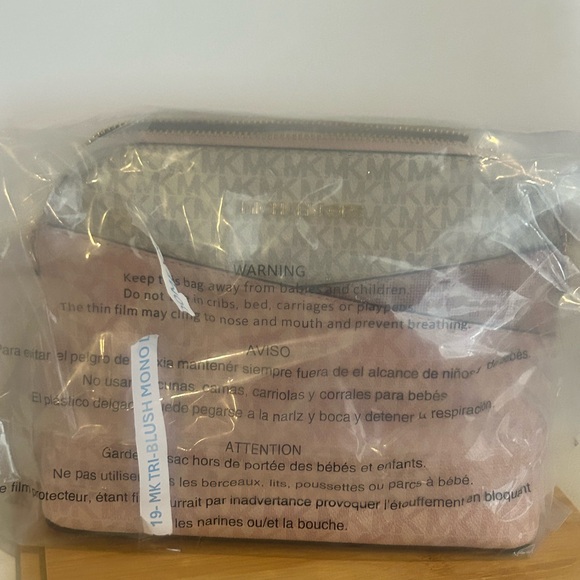 NEW Michael Kors Jet Set Travel Medium Dome Crossbody bag, NWT - $258 MSRP - Picture 4 of 14